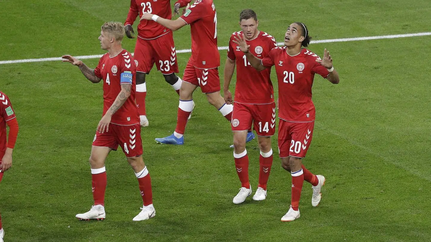 Yussuf Poulsen takker de højere magter efter sit mål til 1-0 mod Peru.