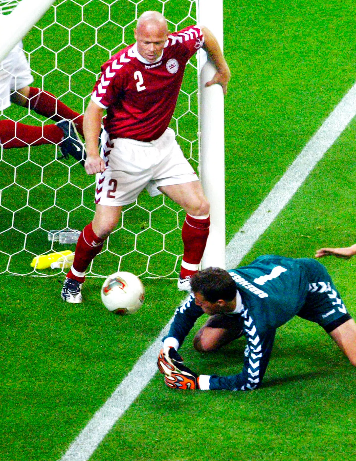 Thomas Sørensen forsøger at fange bolden, inden den går i mål i VM-ottendedelsfinalen mod England i Korea og Japan i 2002.