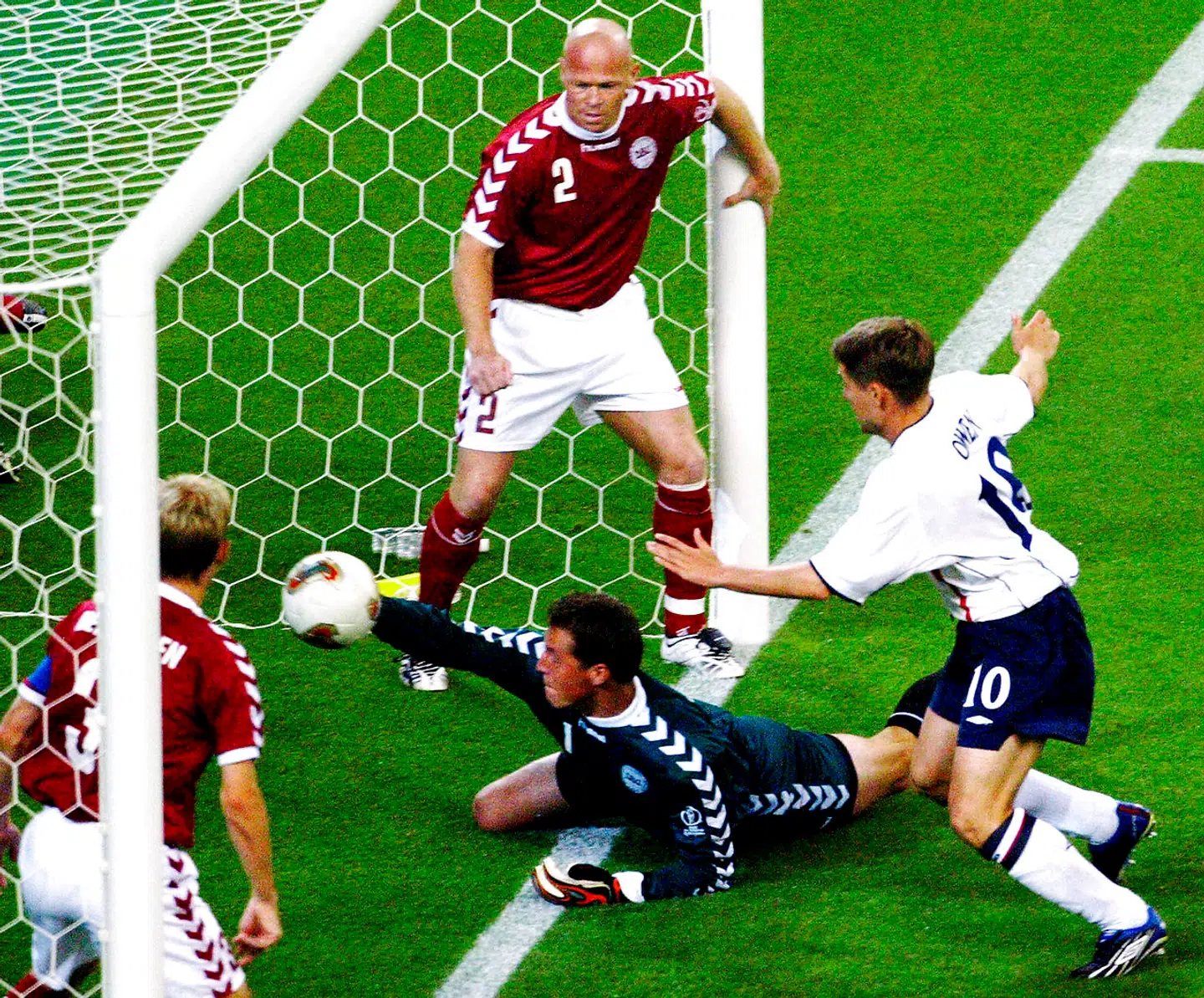 Thomas Sørensen forsøger at fange bolden, inden den går i mål i VM-ottendedelsfinalen mod England i Korea og Japan i 2002.