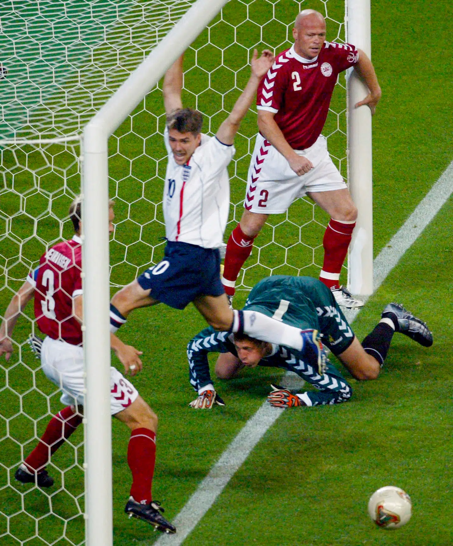 Thomas Sørensen forsøger at fange bolden, inden den går i mål i VM-ottendedelsfinalen mod England i Korea og Japan i 2002.