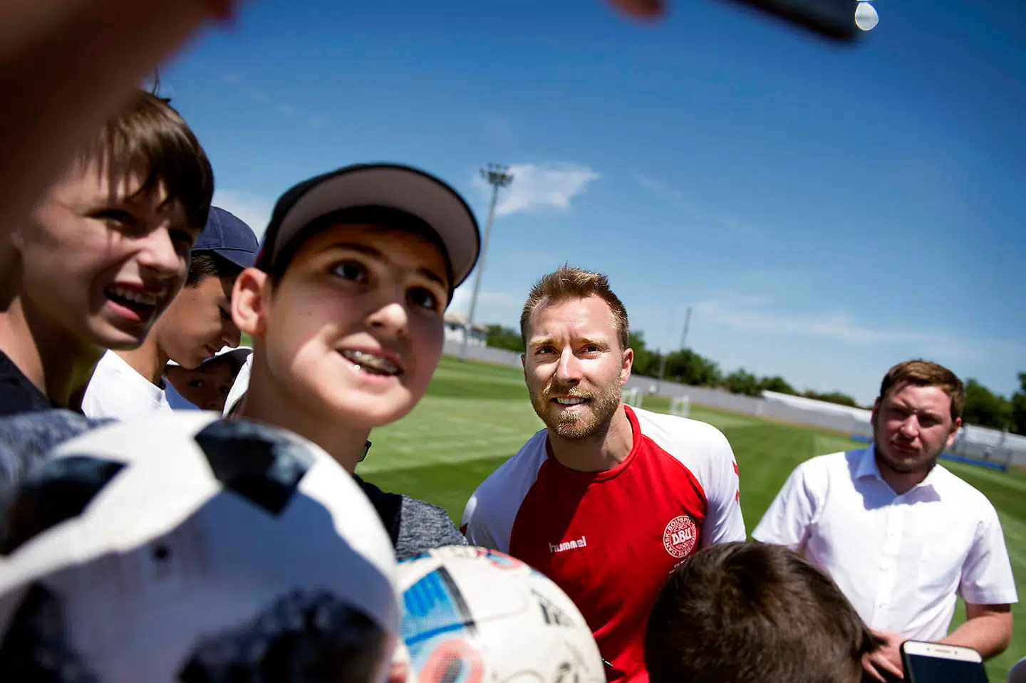 Christian Eriksen var eftertragtet efter det danske fodboldlandsholds træning i Anapa i Rusland tirsdag.