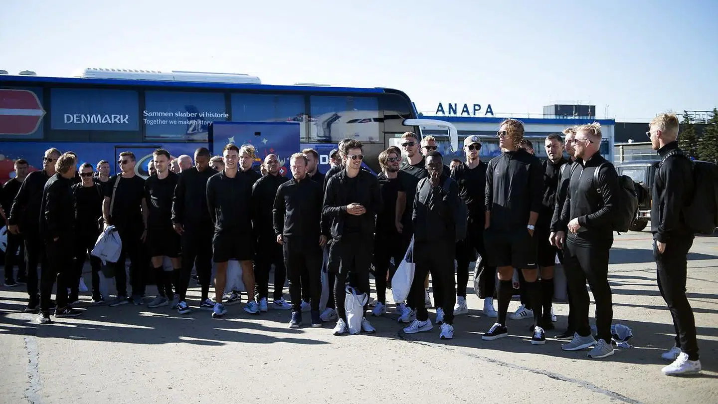 De danske landsholdsspillere er lige ankommet til feriebyen Anapa Lufthavn. Her står de samlet foran spillerbussen.