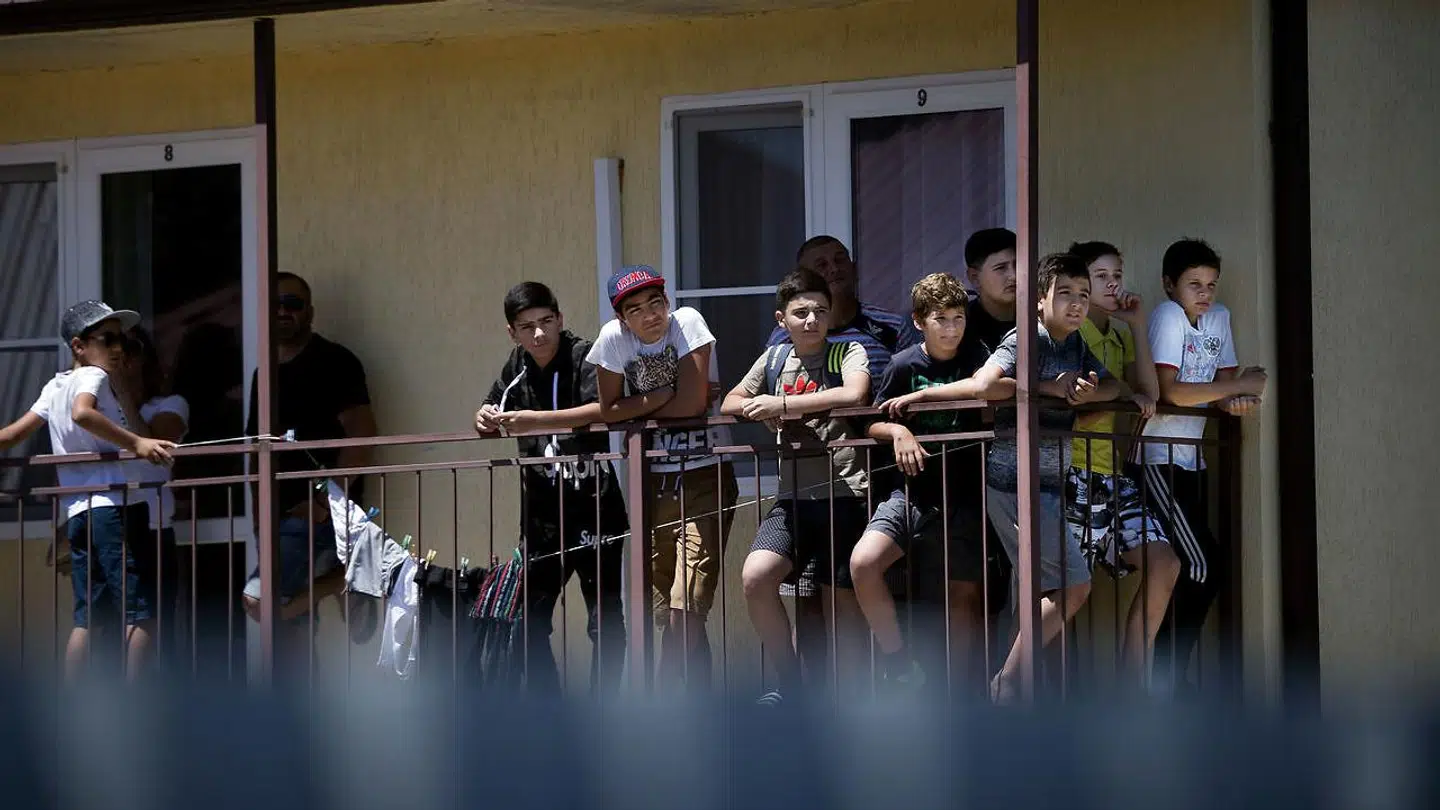 Mange russere kiggede med også udenfor stadion under det danske fodboldlandsholds træning i Anapa i Rusland tirsdag den 12 juni 2018.