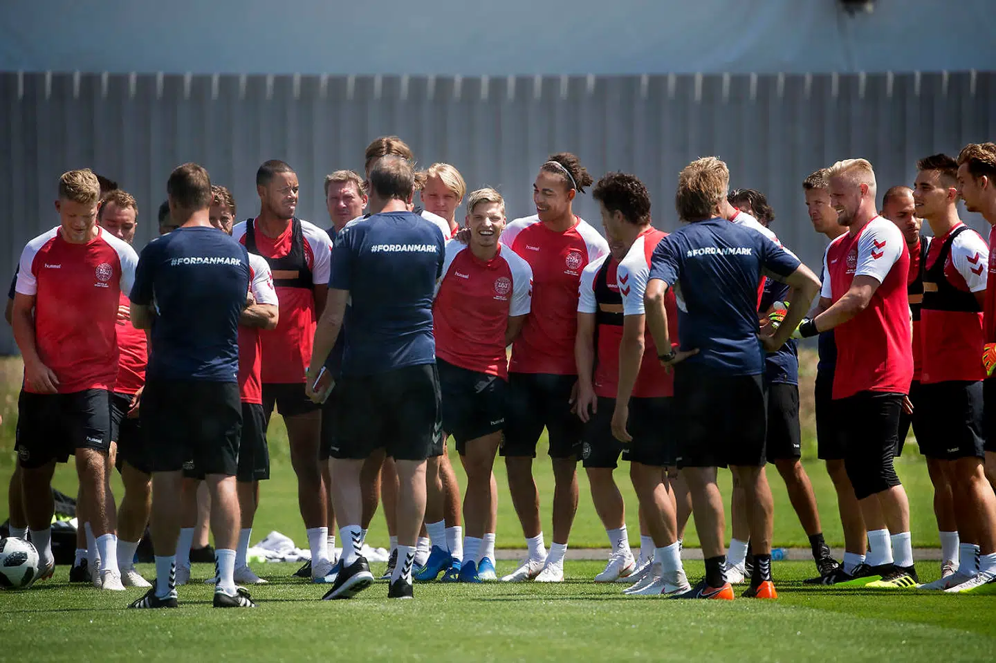 Samling med landstræner Åge Hareide under landsholdstræning i Anapa.