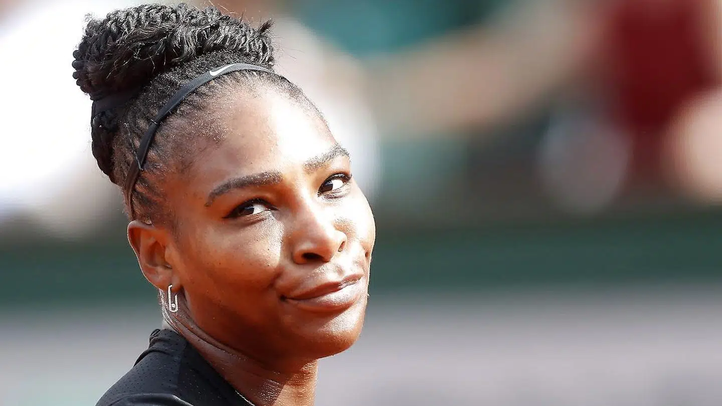 epa06771417 Serena Williams of the USA reacts as she plays against Karolina Pliskova of Czech Republic during their women's first round match during the French Open tennis tournament at Roland Garros in Paris, France, 29 May 2018. EPA/GUILLAUME HORCAJUELO