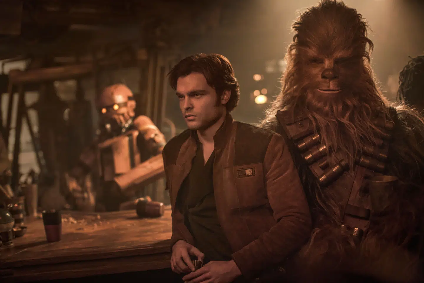 Billede fra den nye 'Star Wars'-film 'Solo: A Star Wars Story'. Alden Ehrenreich som Han Solo og Joonas Suotamo som Chewbacca.