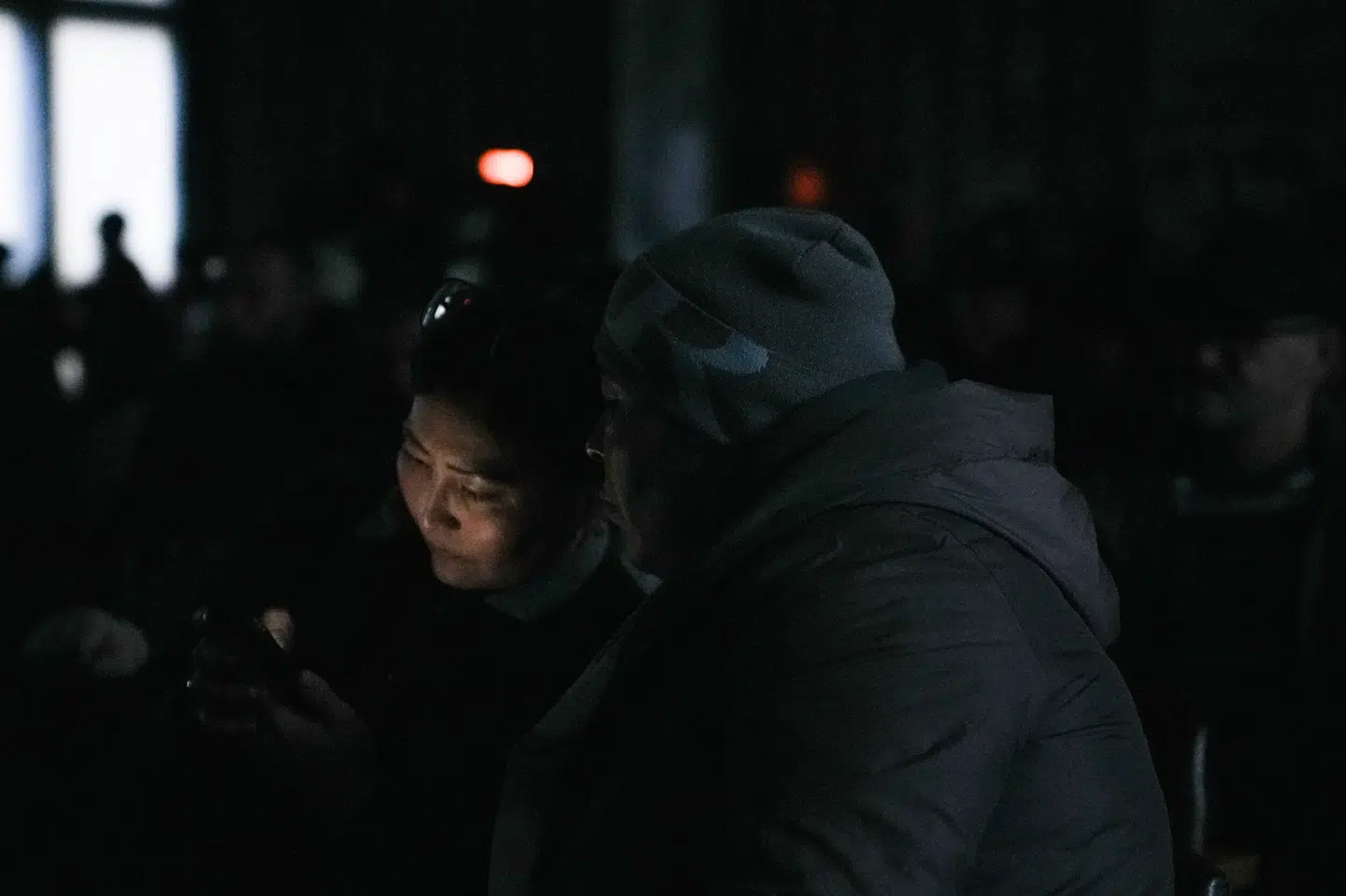 Pårørende til nogle af de dræbte eller savnede minearbejdere var i weekenden samlet ved minen i byen Karaganda.