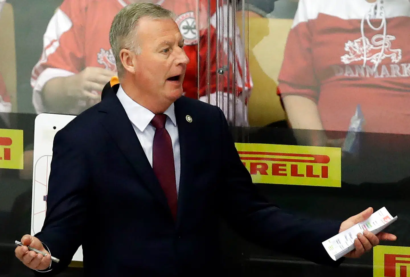 Det danske ishockeylandsholds træner, Janne Karlsson, i aktion i den tabte VM-kamp mod Letland.