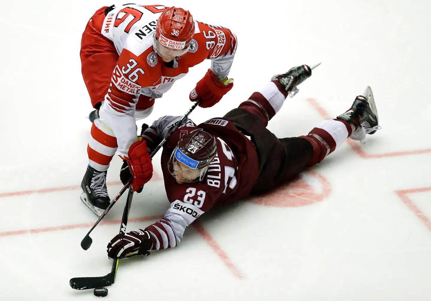 Den danske ishockeylandsholdsspiller Jannik Hansen i duel med Letlands Teodors Bludders i tirsdag aftens tabte VM-kamp.
