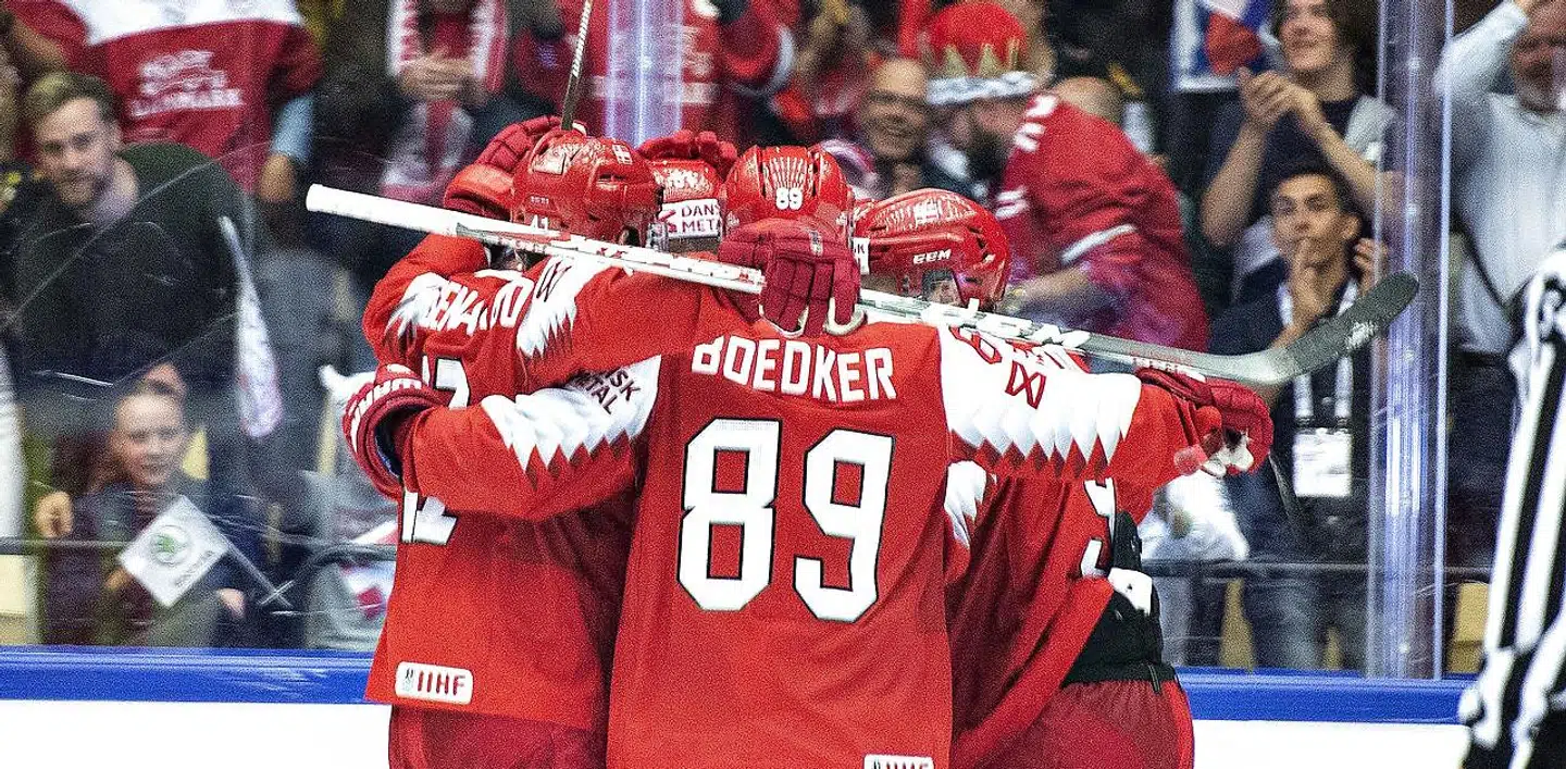 Spillerne på det danske ishockeylandshold jubler over en scoring ved det igangværende VM, hvor holdet tirsdag aften med sejr over Letland kan kvalificere sig til kvartfinalerne.