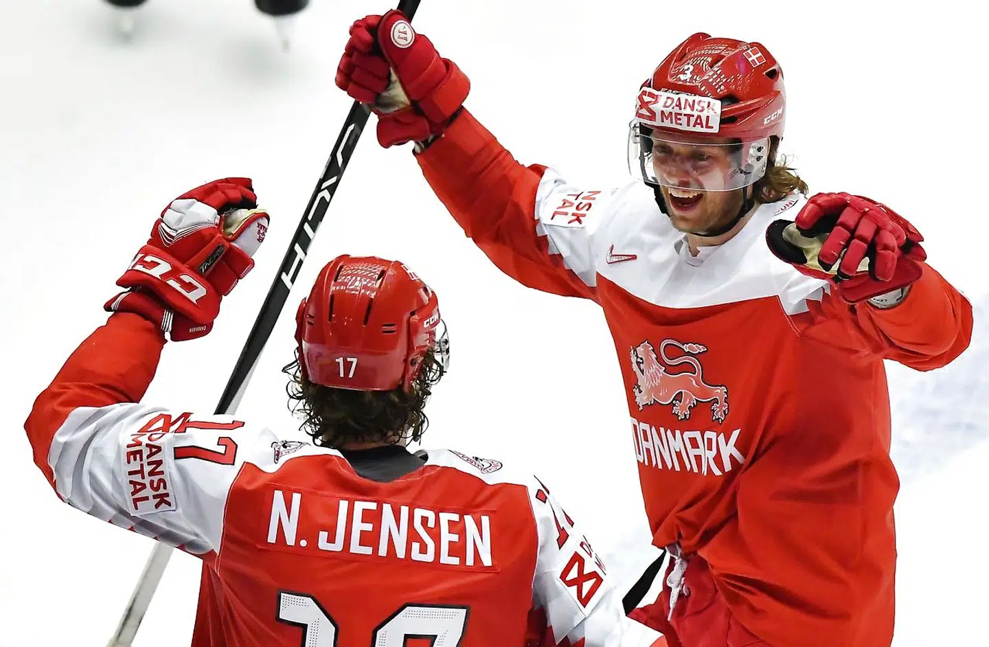 Philip Larsen, til højre, jubler sammen med Nicklas Jensen over en af sidstnævntes mål mod Norge i VM-kampen forleden mod Norge.