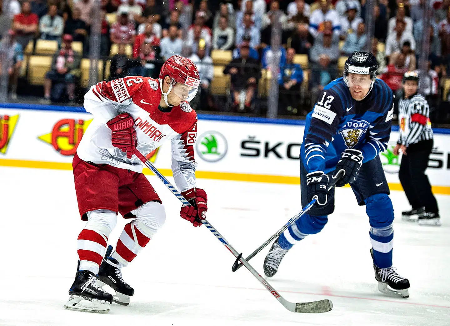 Mads Christensen, der til daglig spiller i den tyske klub EHC München, i aktion på det danske VM-ishockeylandshold mod Norge.