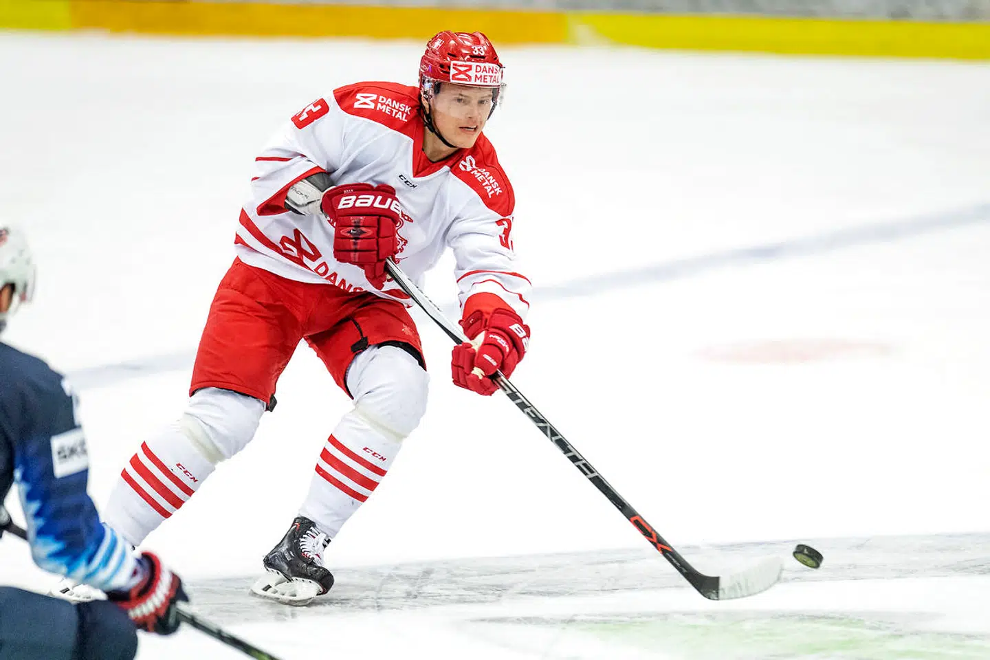 Julian Jakobsen spiller til dagligt hos de nykårede danske ishockeymestre fra Aalborg Pirates.