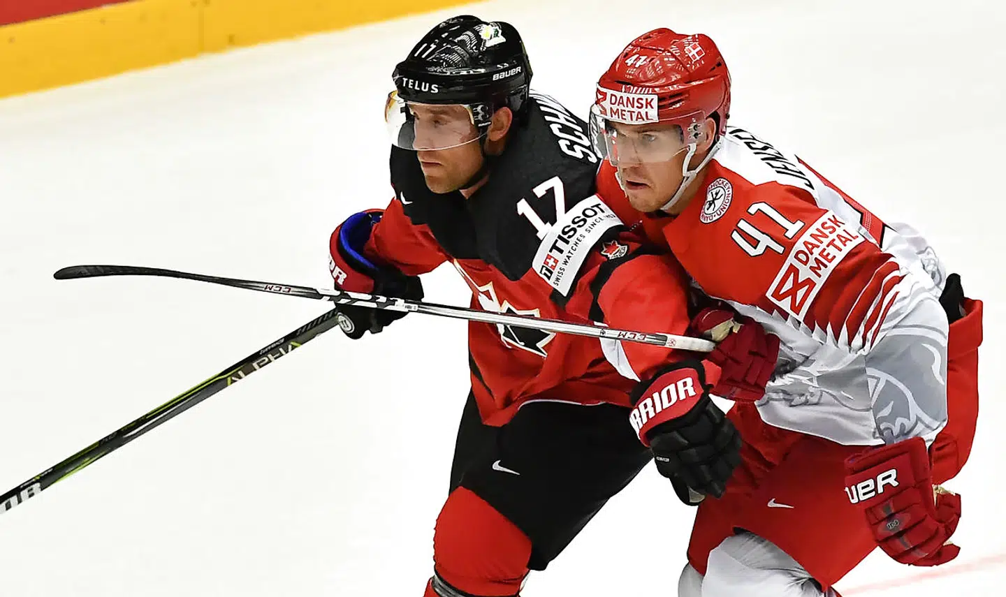 Danmarks Jesper Jensen Aabo, til højre, i duel med Canadas Jaden Schwartz i mandag aftens kamp i det indledende gruppespil.