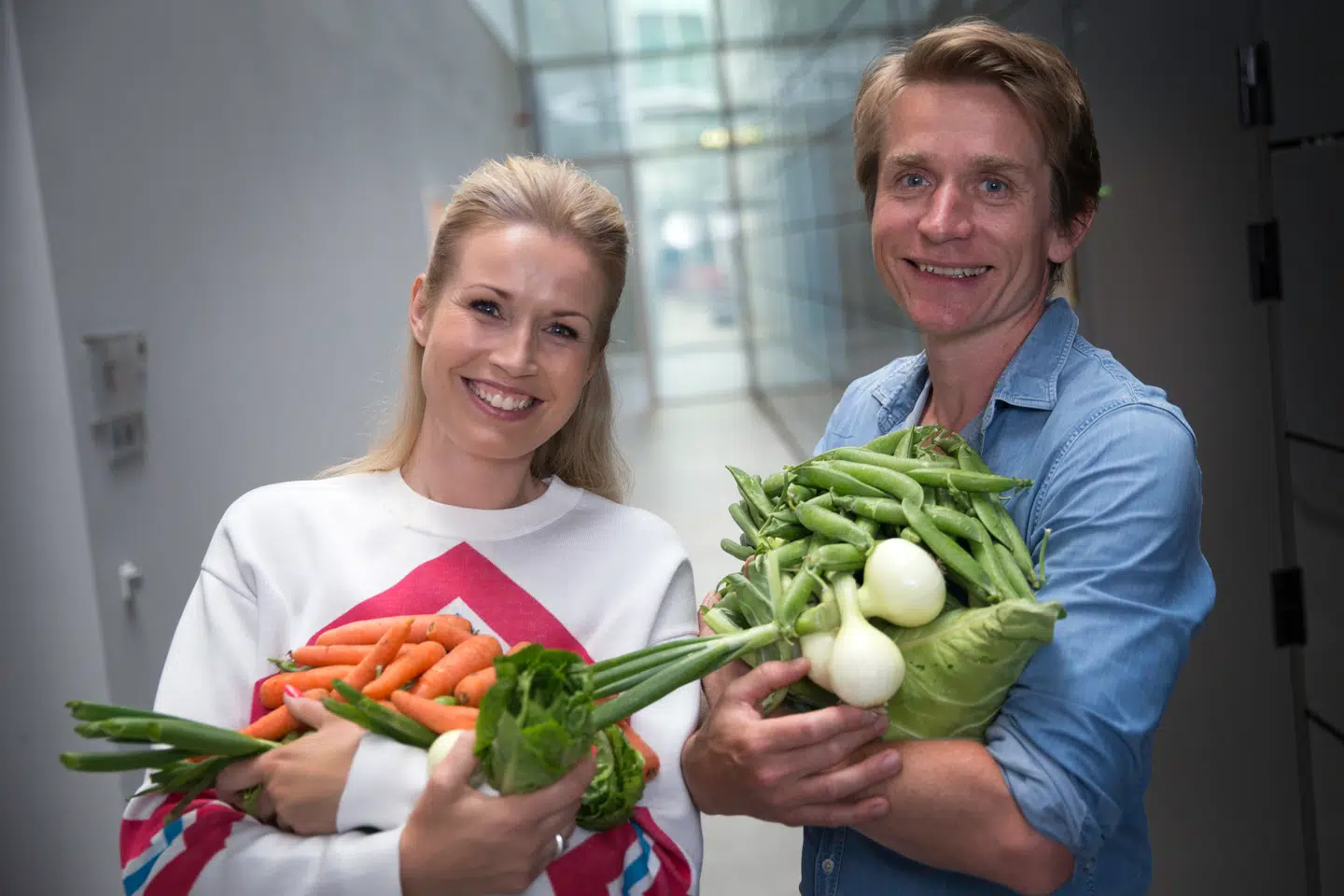 Tina Müller og Adam Aamann er de nuværende værter på DRs madprogram 'Madmagasinet'. Foto: DR
