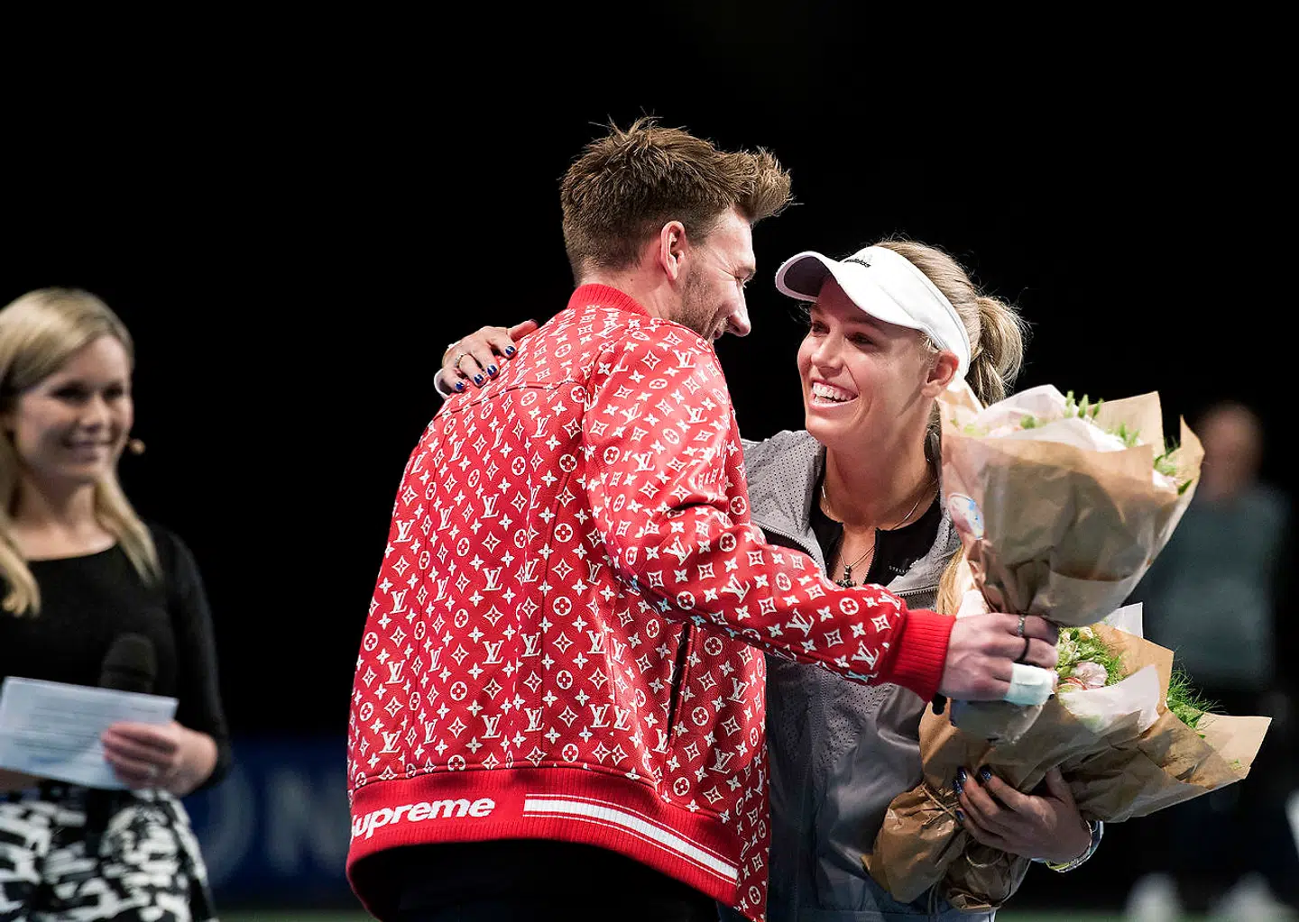 Nicklas Bendtner gav blomster til Wozniacki i Parken