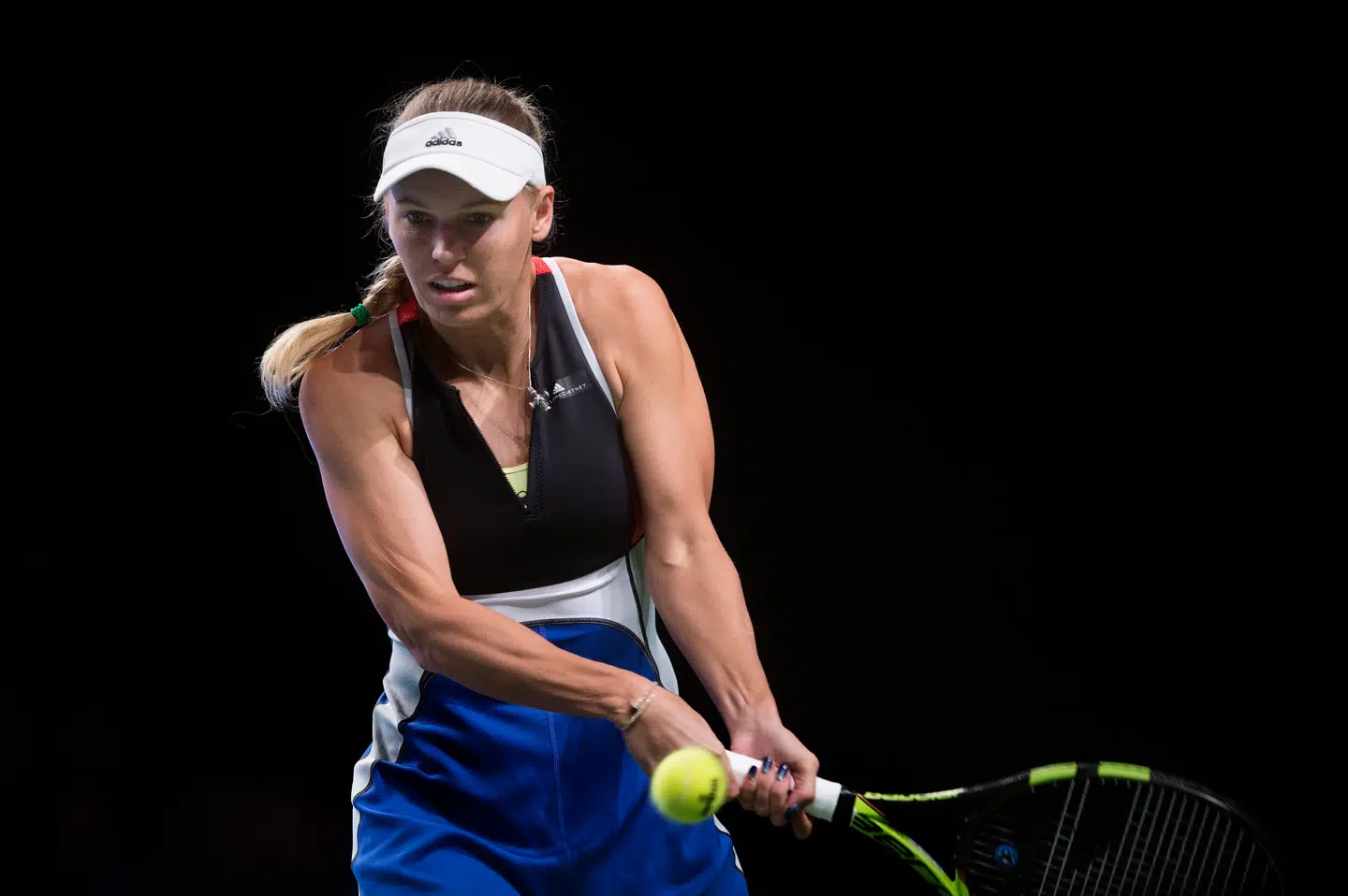 Caroline Wozniacki i aktion mod Venus Williams.