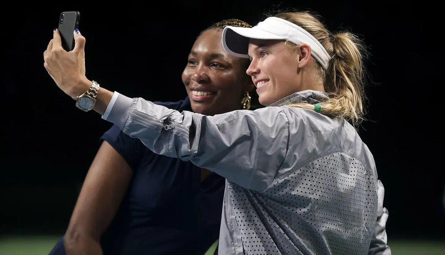 Selfie efter kampen: Caroline Wozniacki og Venus Williams.