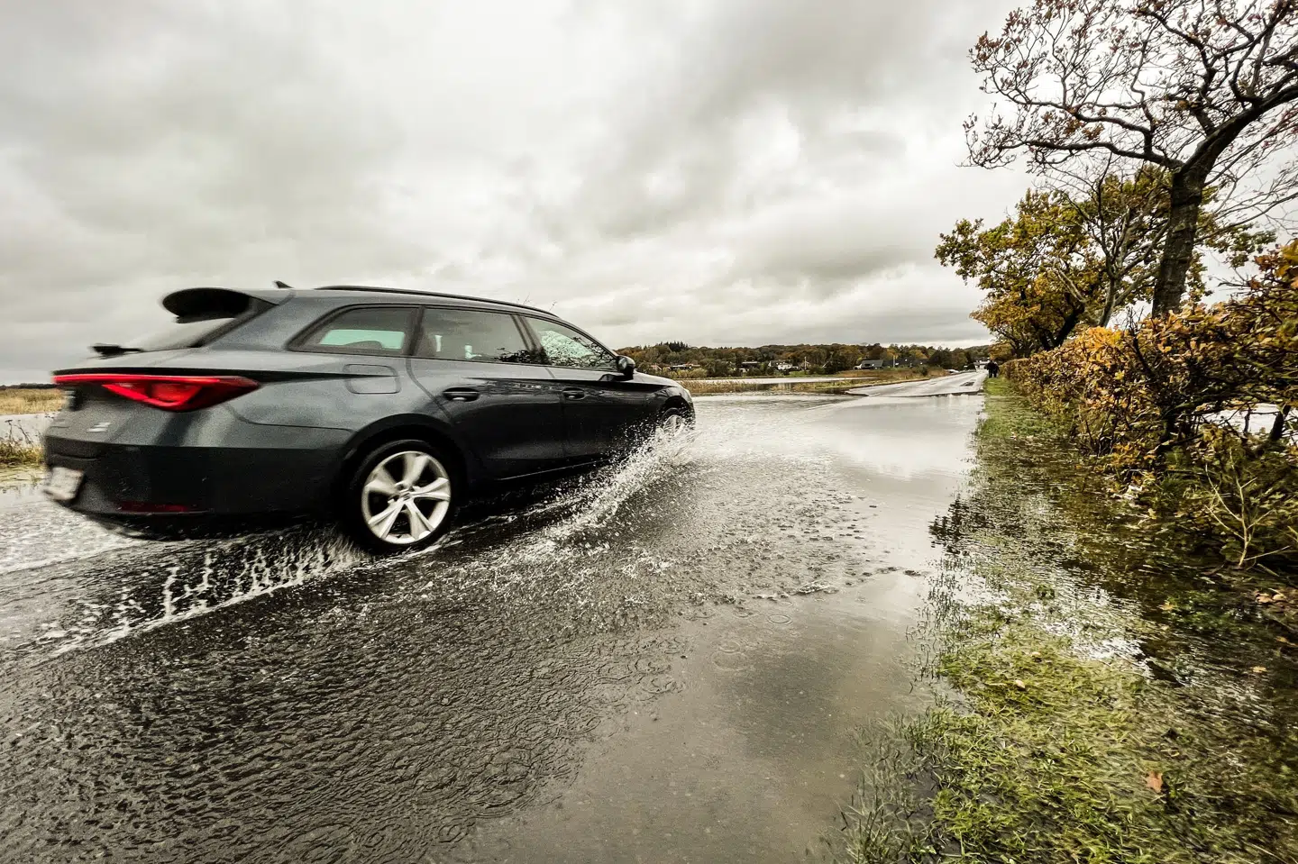 Søskovvejr ved Brabrand Sø er oversvømmet og kan ikke længere bruges. Billedet er fra lørdag, hvor den stadig var nogenlunde farbar.