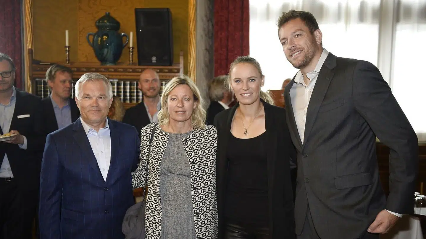 Både far, mor og Caroline Wozniackis forlovede, David Lee, var mødt på Københavns Rådhus for at fejre den danske tennisstjerne.
