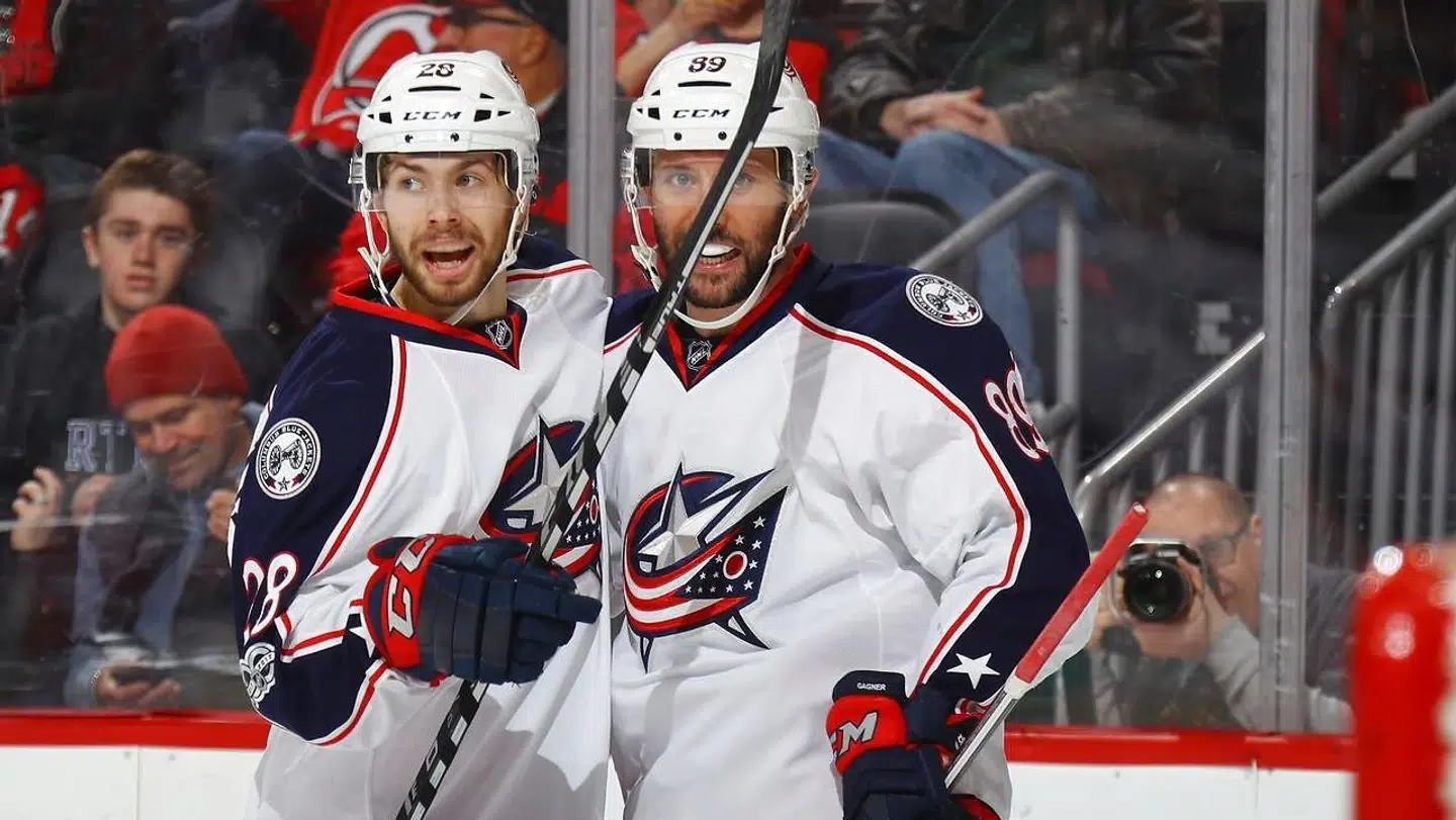 De danske ishockeyfans skal ikke regne med at se Oliver Bjorkstrand (til venstre) under VM i Danmark.