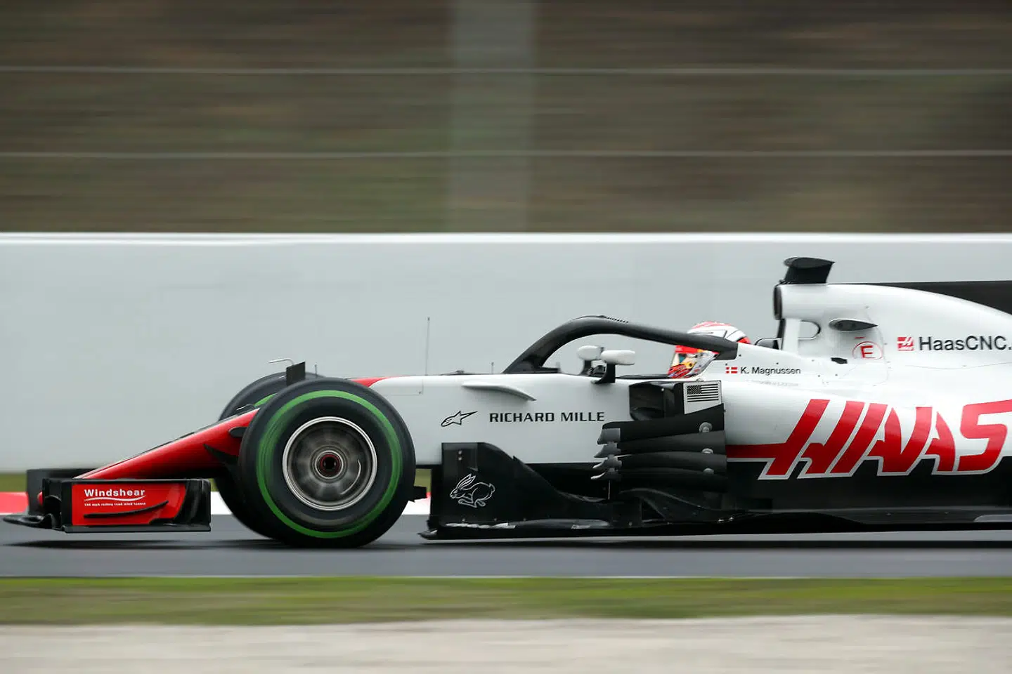 Her ses den sorte halo-bøjle tydeligt på Kevin Magnussens Haas-racer.