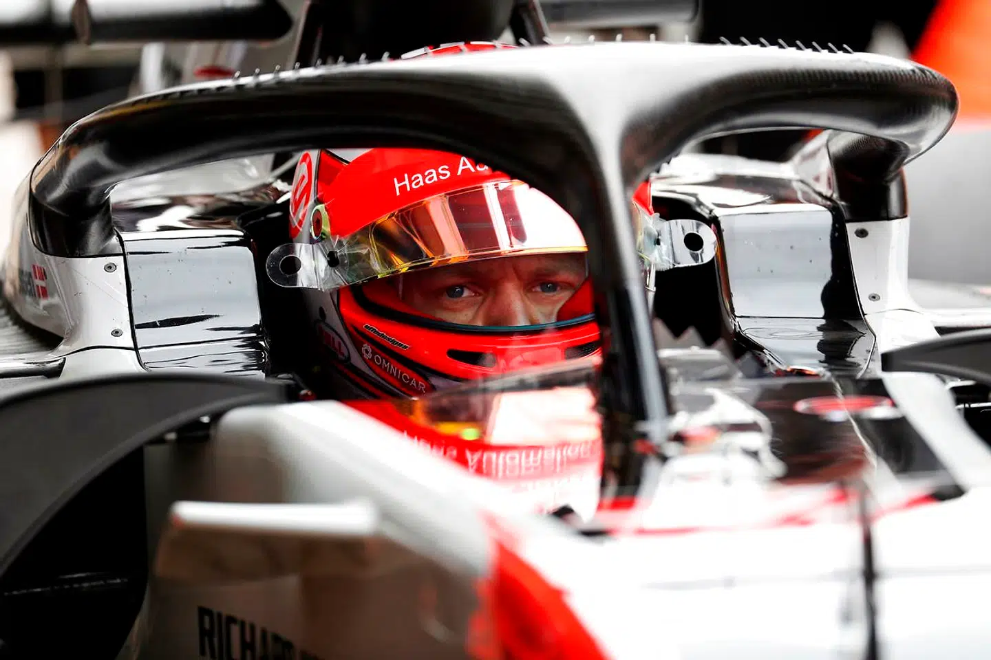 Kevin Magnussen delvist gemt bag halo-bøjlen.