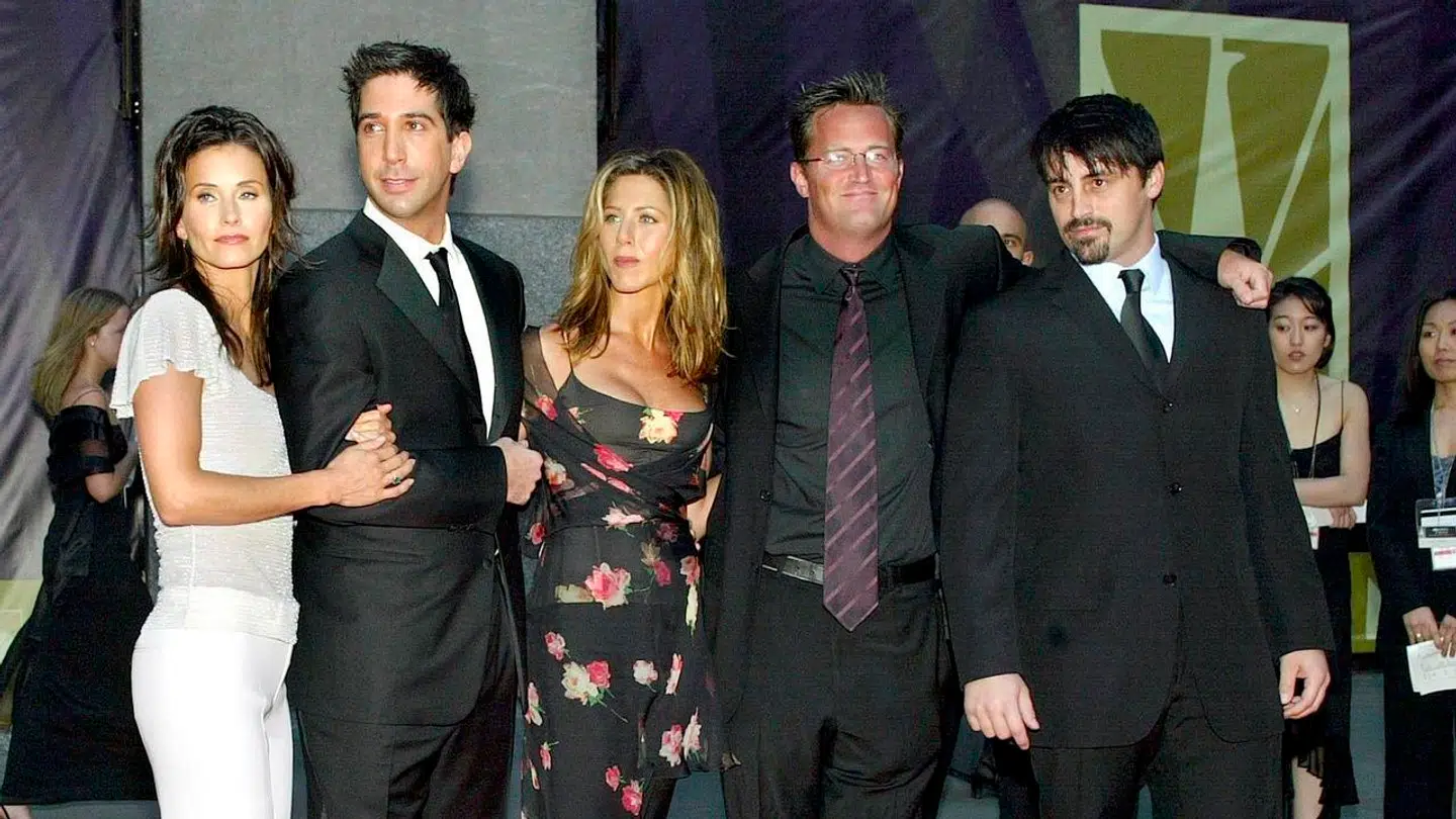 Fem af de seks venner samlet for at fejre NBC's 75 års jubilæum i 2002. Courteney Cox Arquette, David Schwimmer, Jennifer Aniston, Matthew Perry og Matt LeBlanc.