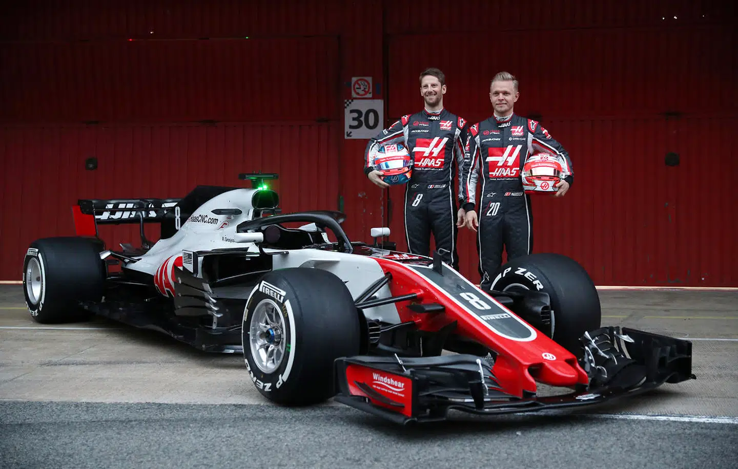 Romain Grosjean og Kevin Magnussen (th.) træner i disse dage i den nye Haas-racer, i Barcelona.