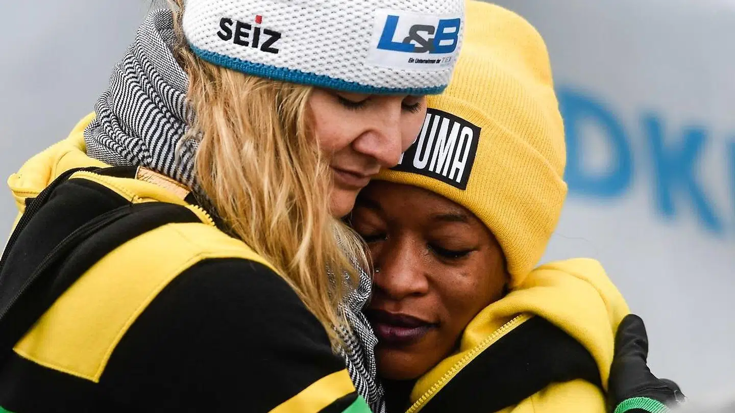 Jamaicanske Audra Segree (th) give et kram til den tidligere træner Sandra Kiriasis fra Tyskland.