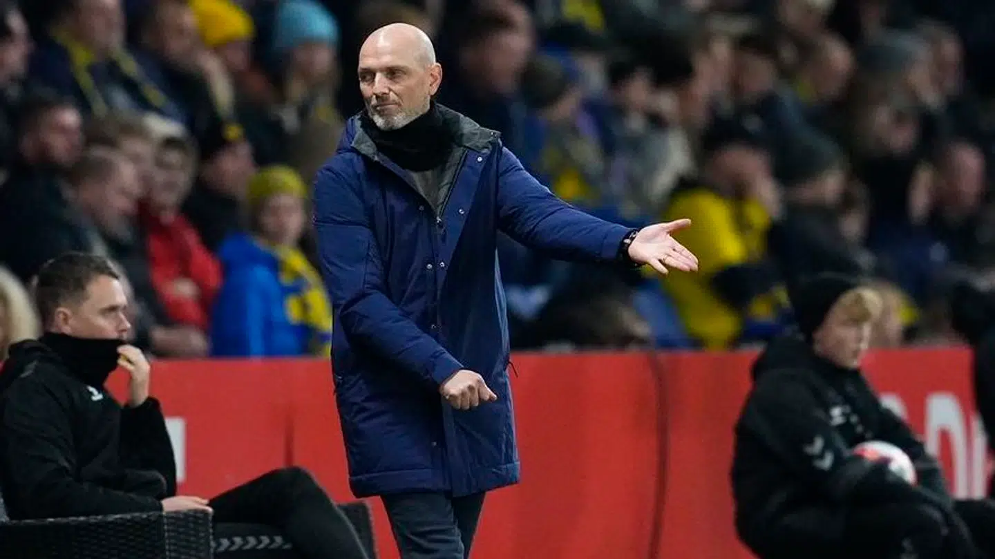 Jesper Sørensen må i tænkeboks over sin højre forsvarsside.