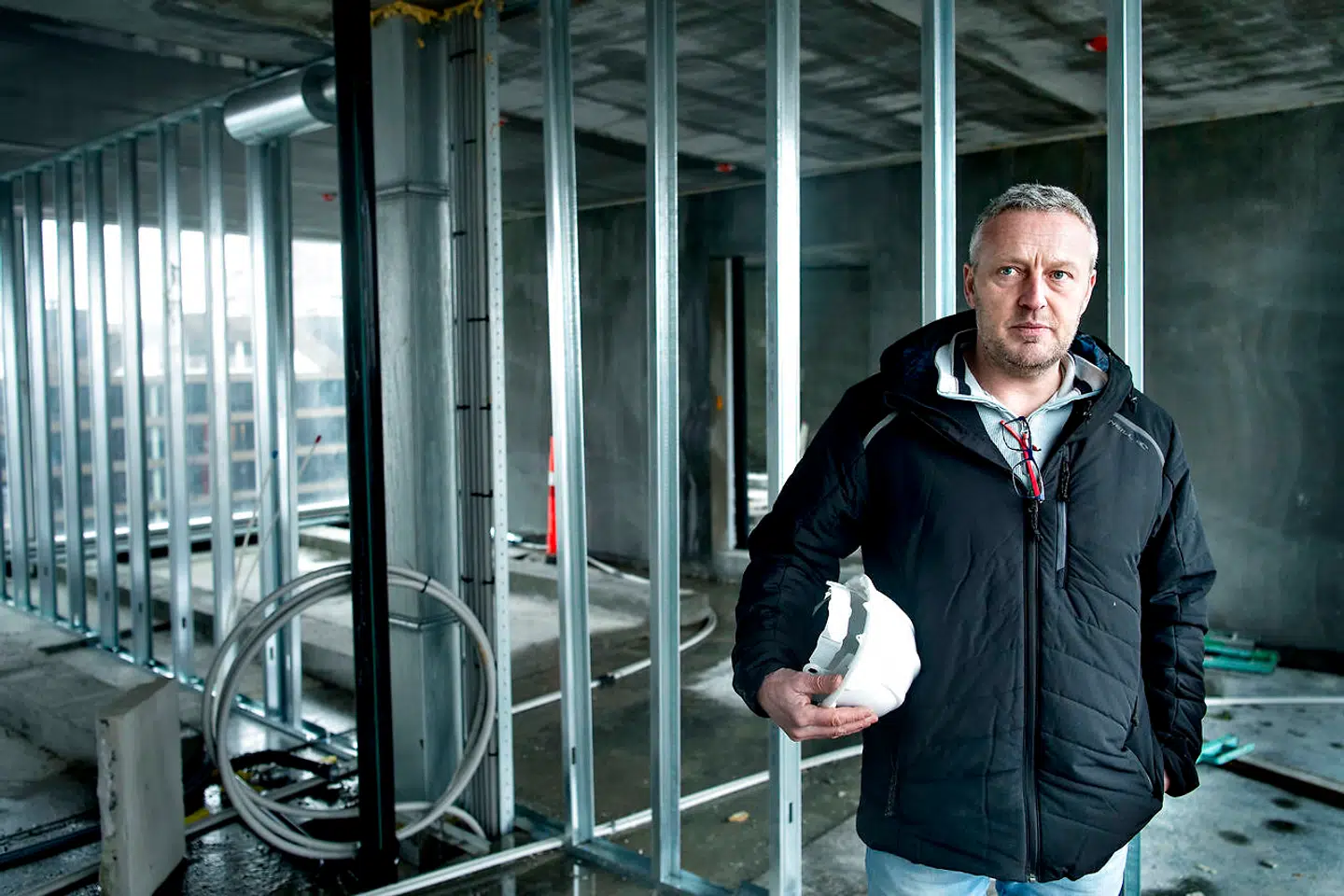 »Vi fik stjålet for 600.000 kroner på få dage. Det er skidt nok i sig selv, men derudover står der jo hver gang fire-fem mand, som ikke kan lave noget i måske to-tre dage, fordi de ingen værktøj har,« siger VVS-installatør Søren Frederiksen, der som så mange andre indenfor byggefagene er hårdt ramt af tyverier af værktøj..