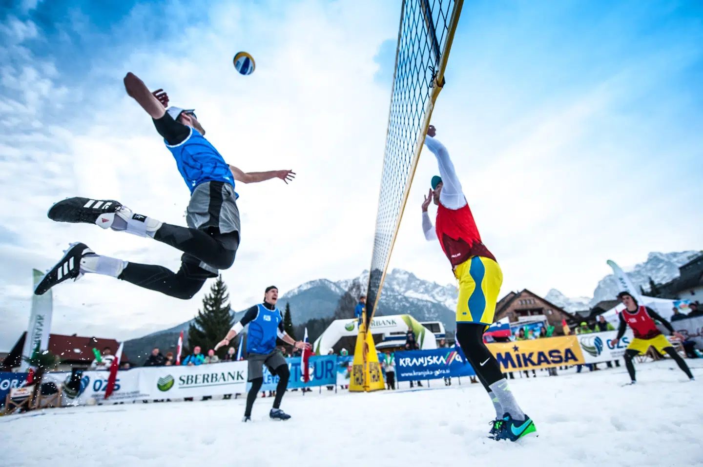 Det var i de østrigske alper i Wagrain-Kleinarl, at snow volleyball blev opfundet i 2008. Ti år efter er selv samme område vært for det første EM i snow volleyball. Foto: Wagrain-Kleinarl Tourismus