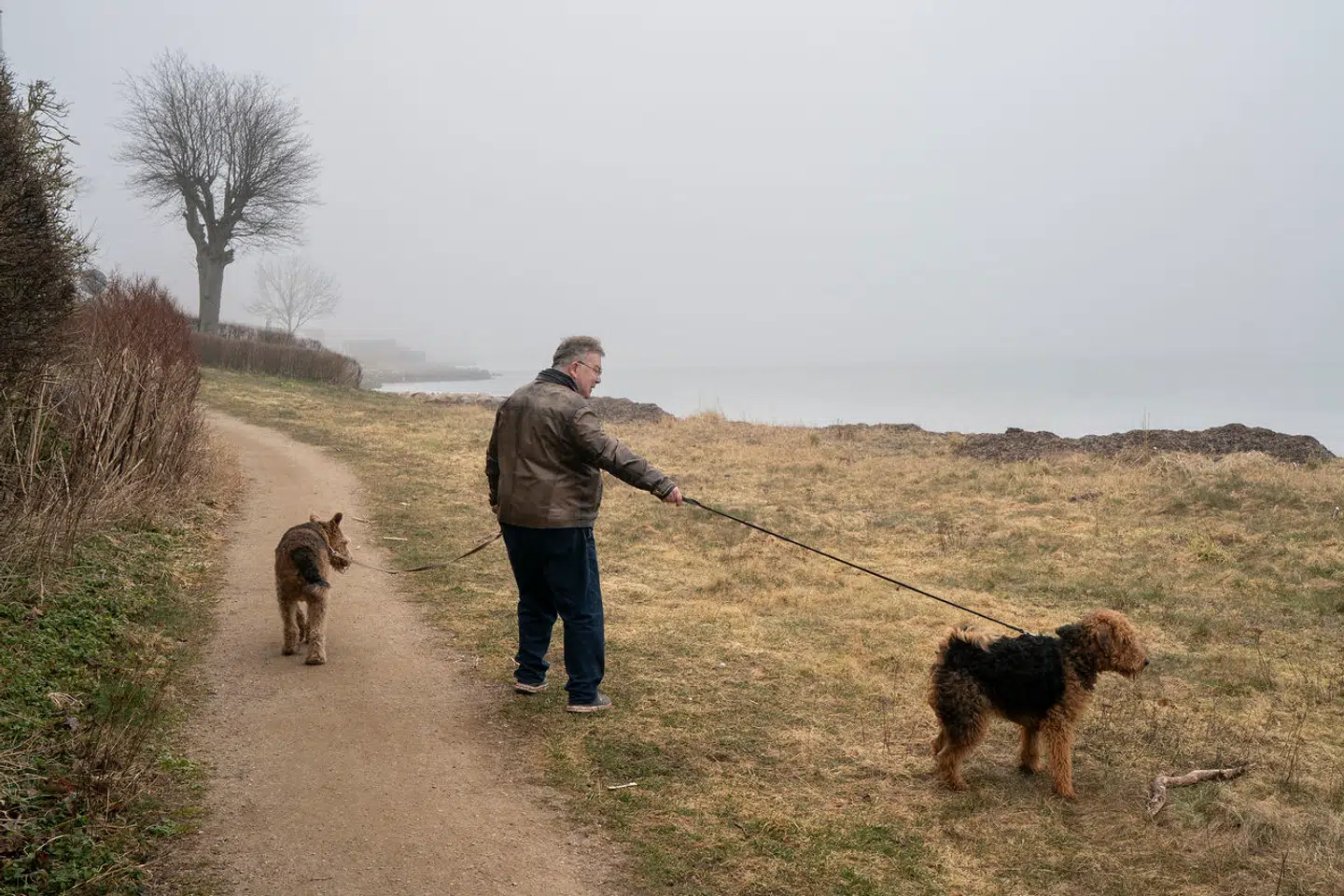 Claus Hjort Frederiksen (V) sætter i Jyllands-Posten navn på to afdøde politikere, som han mener spredte rygter om, at Anders Fogh Rasmussen (V) var homoseksuel.