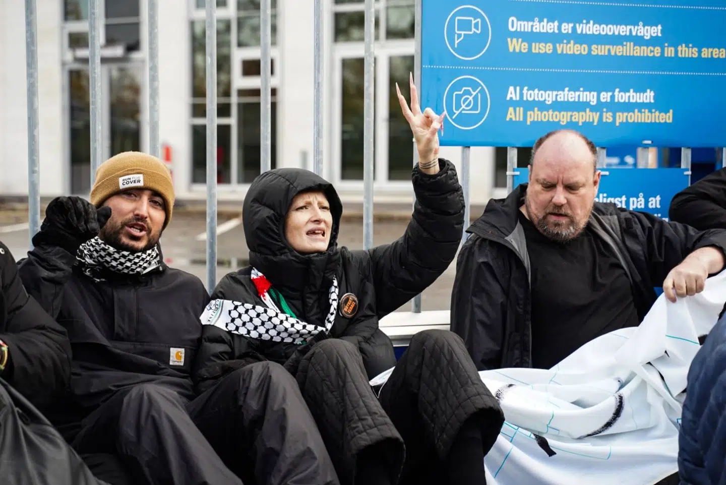 Demonstranterne har sat sig foran indgangen.