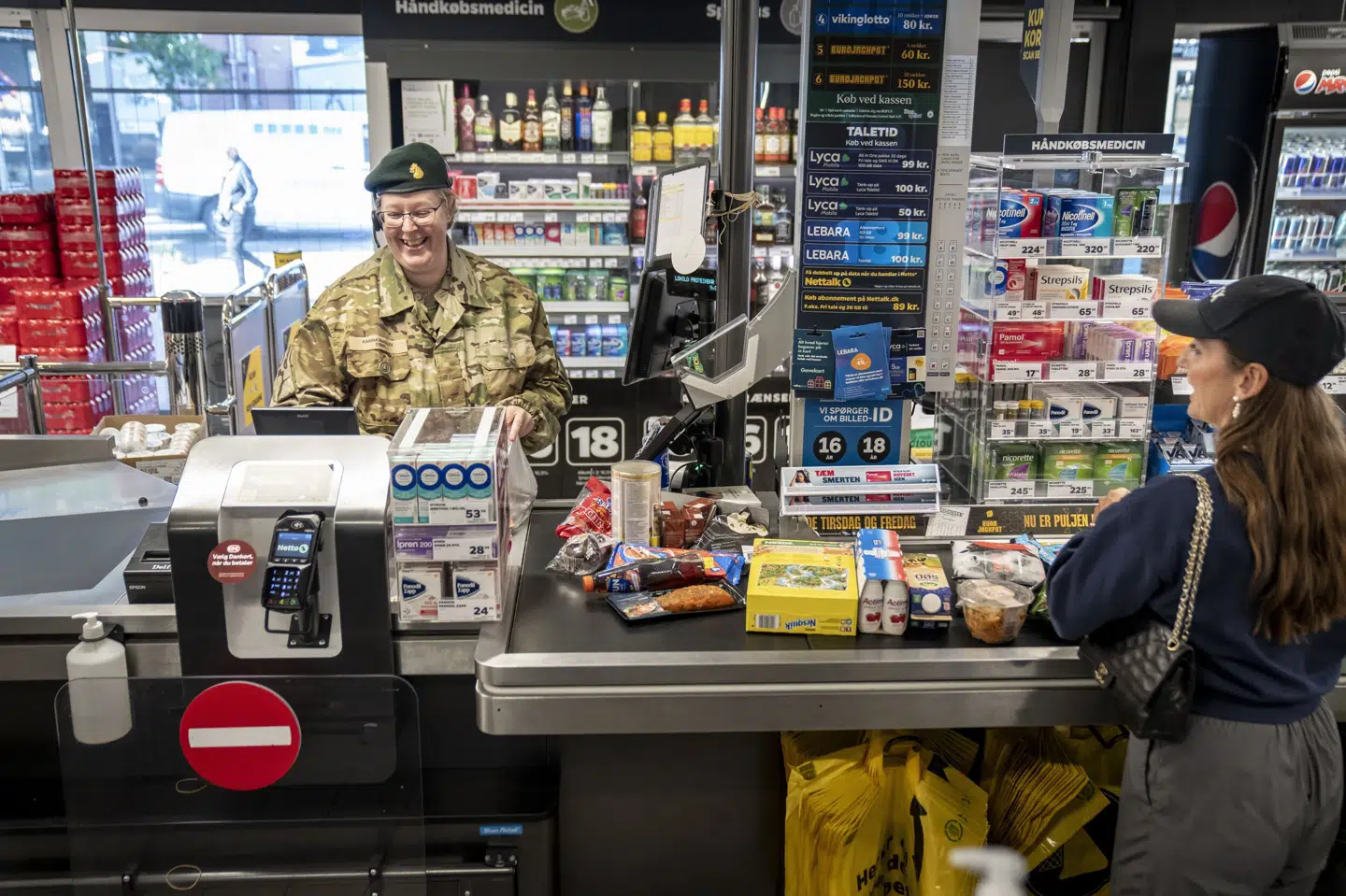 27. september blev der for første gang i Danmark afholdt "Uniform-på-jobbet-dag". Karina Vangslev var en af dem, der trak i sin hjemmeværnsuniform til jobbet som salgsleder hos Netto i Dalum. (Arkivfoto).