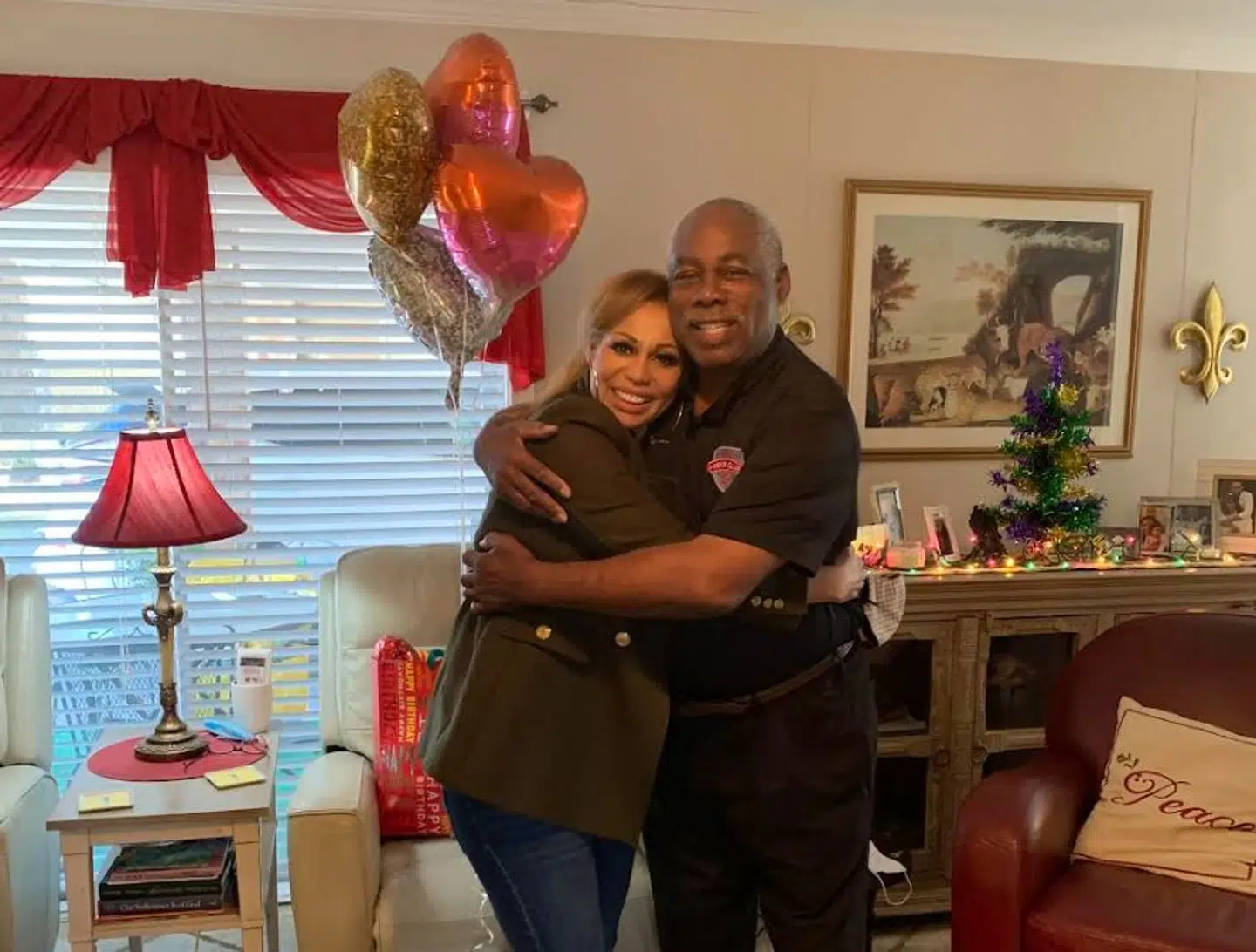 Zindy Laursen Johnson hedder hun nu. Efter sin far William Johnson.