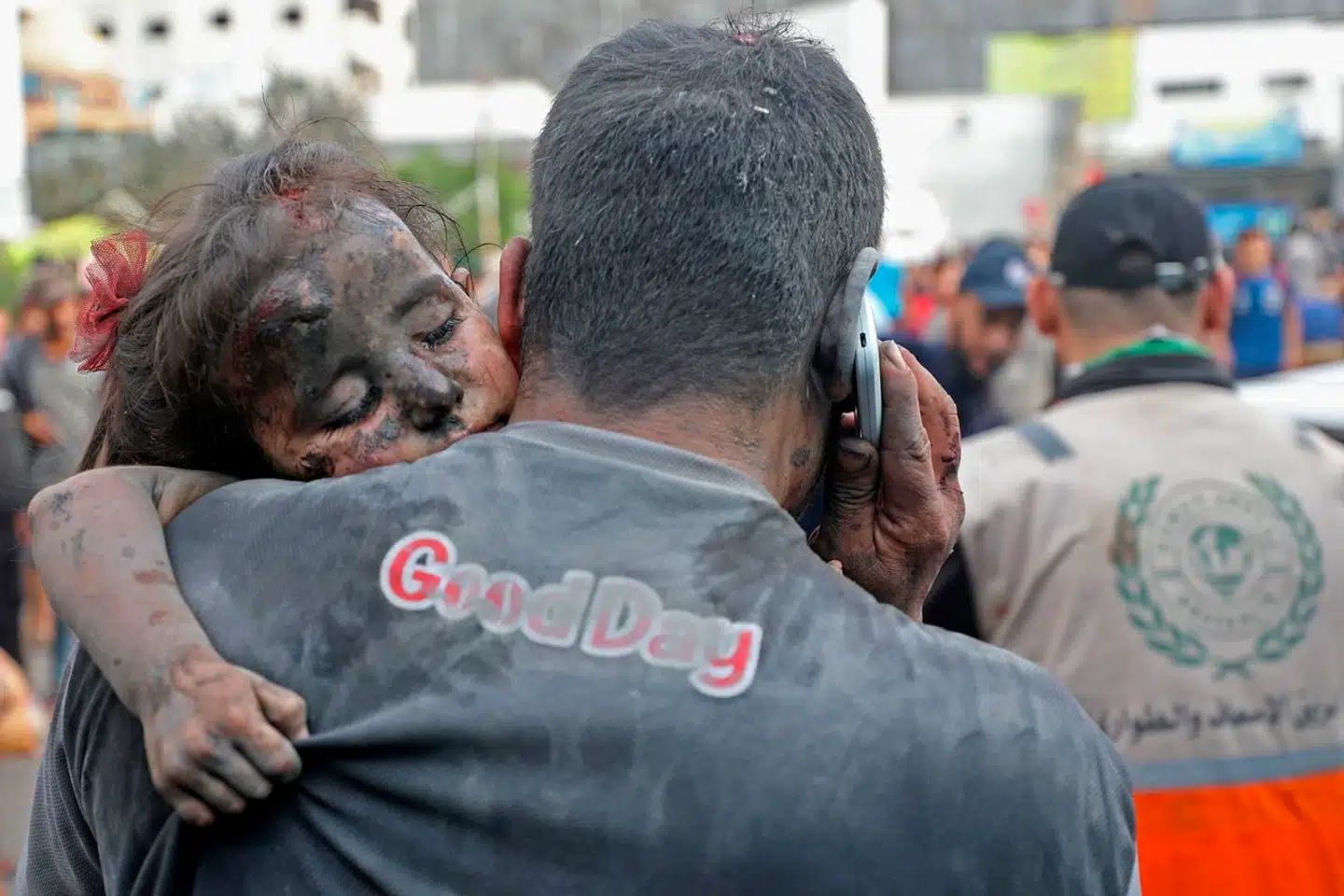 En lille såret pige bliver søndag båret ind på Al-Shifa hospitalet i Gaza by.