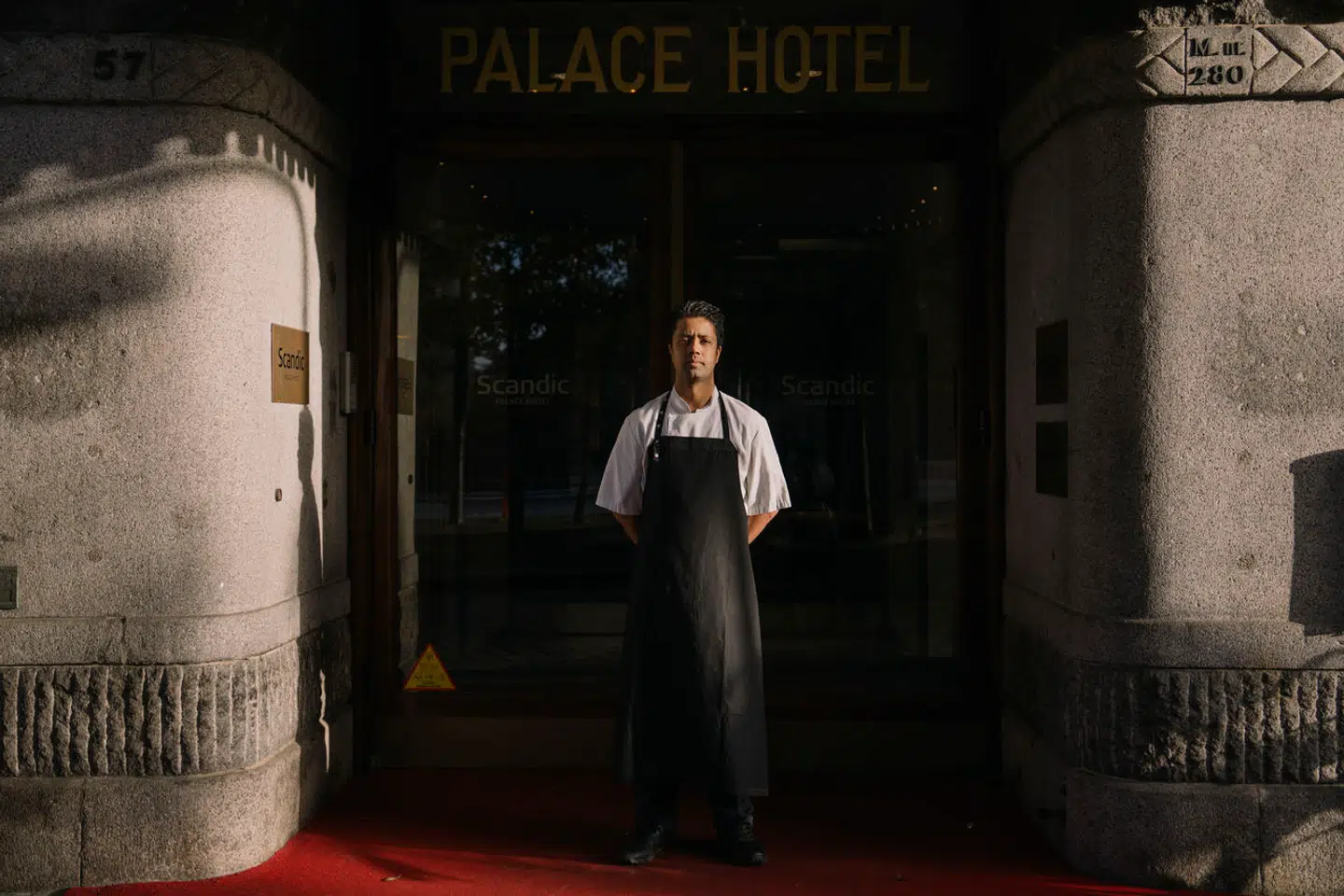 Nepalesiske Santosh Dahal har arbejdet på Scandic Palace Hotel siden 2015. Her ses han foran hotellets facade på Rådhuspladsen i København, der blot er et af Scandics 14 hoteller i København.