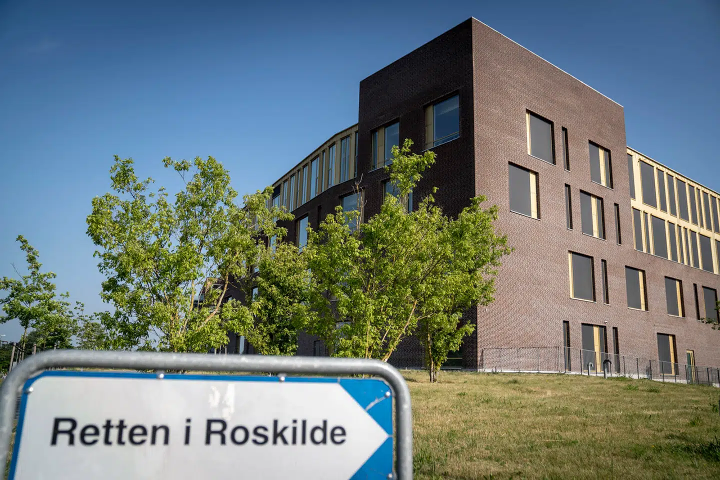 Det bliver ved byretten i Roskilde, at den 55-årige mand snart vil stå tiltalt for aftalte voldtægter af den 13-årige pige. Arkivfoto.