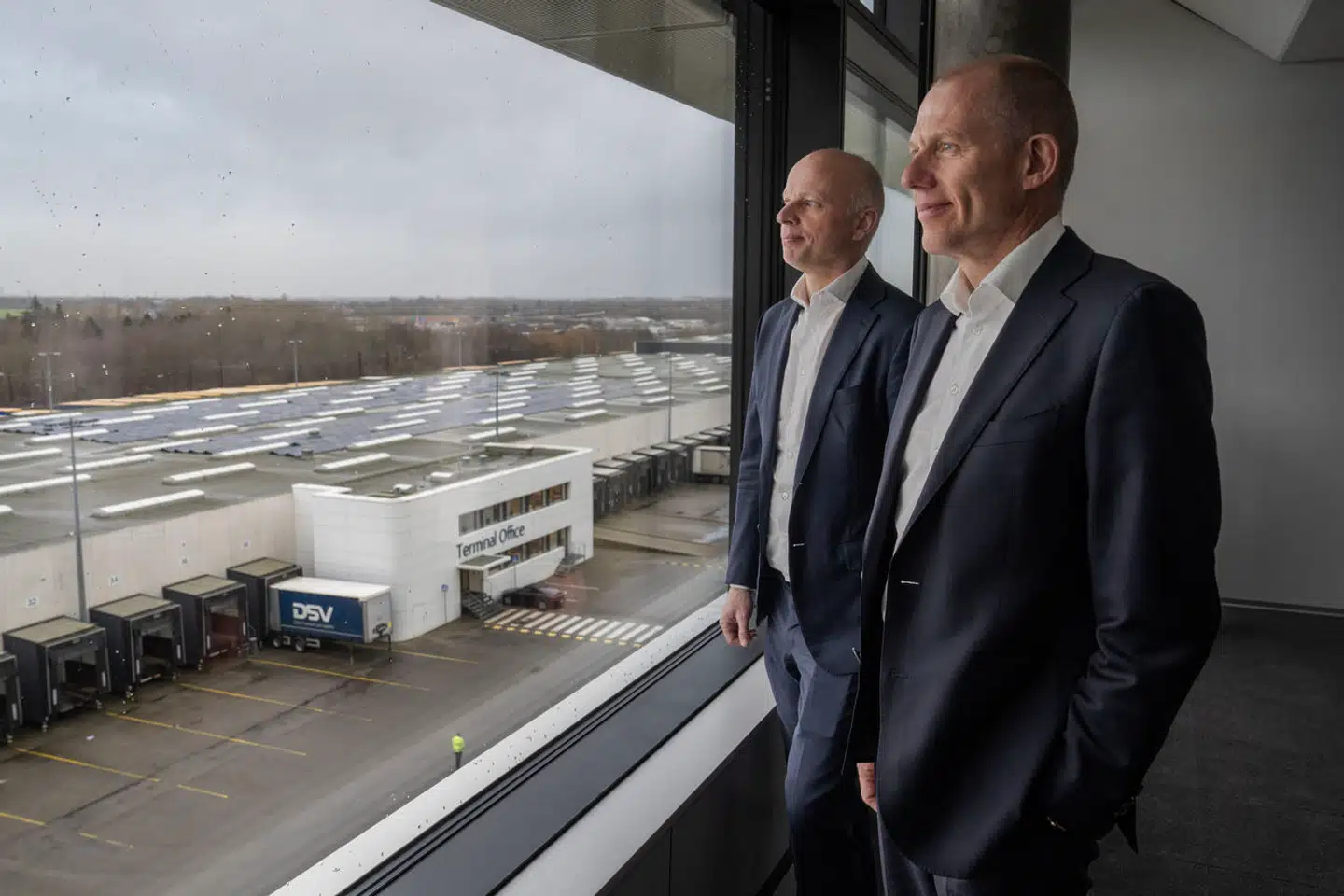 Den nuværende DSV-topchef Jens Bjørn Andersen (th.) og den kommende DSV-topchef Jens Lund (tv.) har mødt kritik efter annonceringen af en gigantisk ny aftale i Saudi-Arabien.