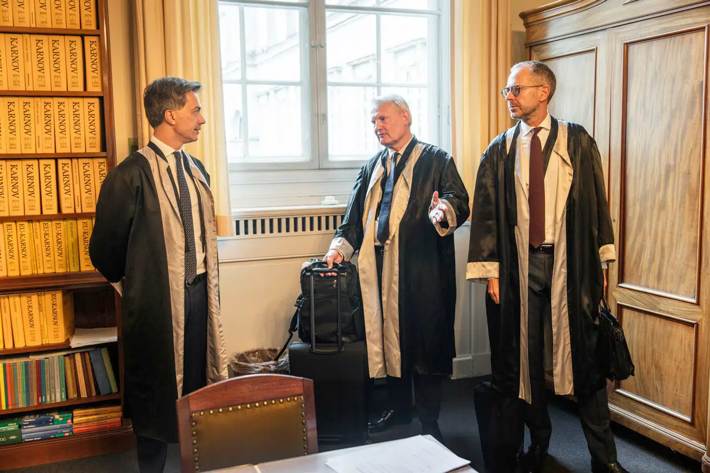 Inden dagens retsmøde vekslede Skattestyrelsens advokater, Kammeradvokatens Steffen Sværke og Boris Frederiksen (yderst th.), ord med Bech-Bruuns advokat, Ole Spiermann fra Bruun & Hjejle (tv.) i advokaternes forberedelsesrum, hvor også deres kapper hænger.