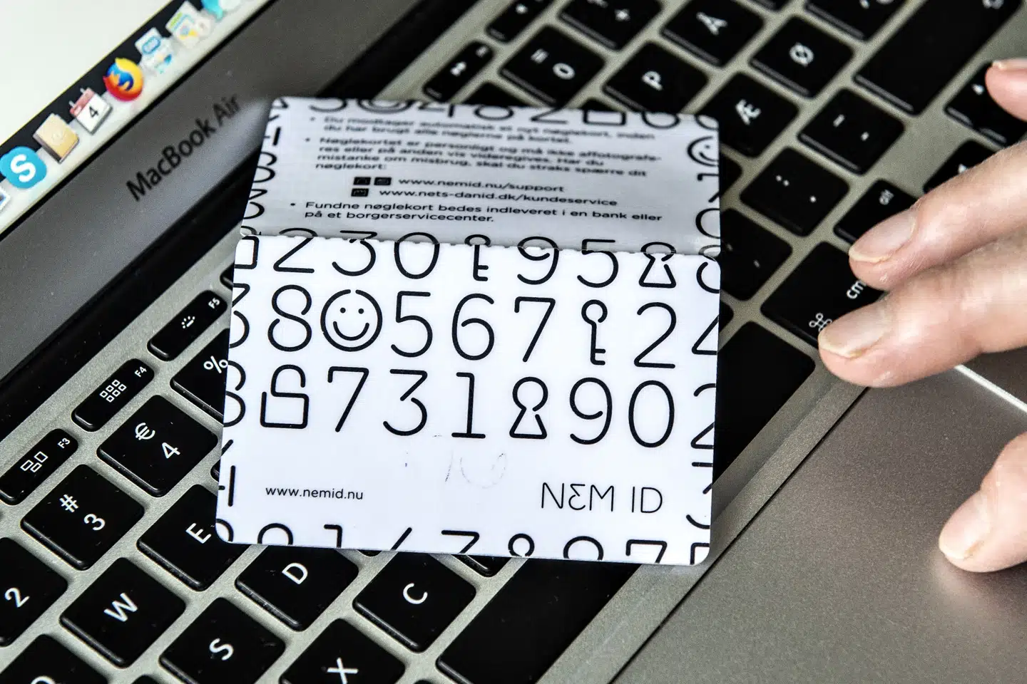 Det lille NemID-nøglekort var i flere år følgesvend, når danskerne skulle have adgang til blandt andet digitale løsninger fra det offentlige. Fra tirsdag vil det ikke længere være muligt at bruge NemID. (Arkivfoto).