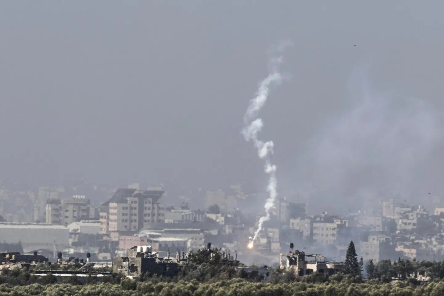 Røg stiger op ved en eksplosion inde i Gaza tirsdag.