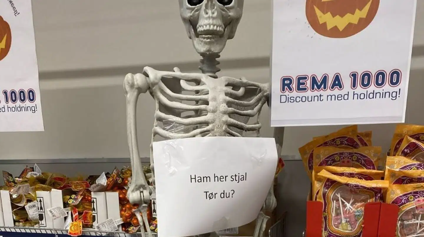 Skelettet hænger i en Rema 1000 på Amager til skræk og rædsel for dem med ekstra lange fingre.