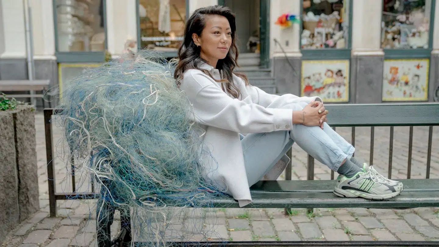 Katrine Lee Larsen fortalte, at hun ikke havde sagt sandheden om, hvad der var for noget fiskenet i sit badetøj. Det var nemlig ikke gamle fiskenet, der flød rundt i havene, men derimod fiskenet, der blev indleveret af fiskere.