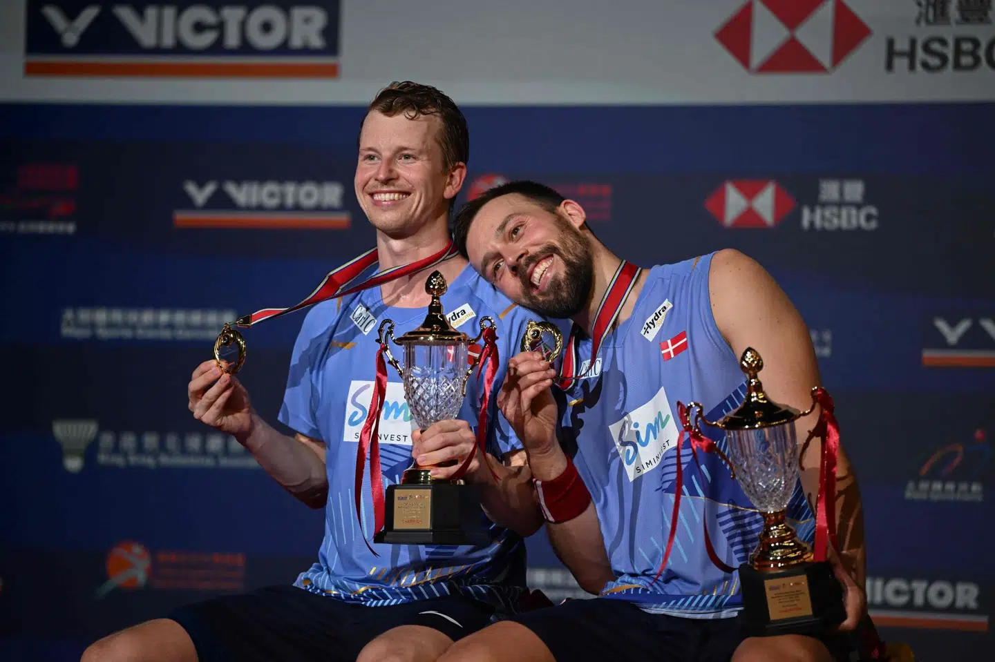 Kim Astrup og Anders Skaarup Rasmussen har vundet fem turneringer og VM-sølv de seneste fire måneder. Her viser de deres medaljer frem efter sejren i Hongkong i september. (Arkivfoto).
