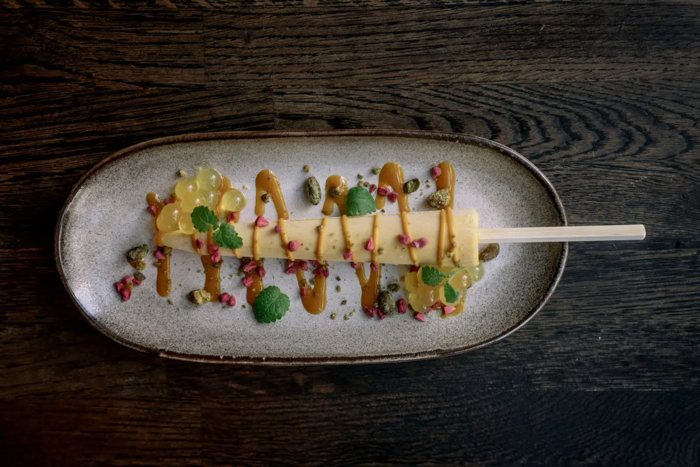 Mango kulfi er is lavet på kondenseret mælk. Her er varianten lavet med mango og pistacie.