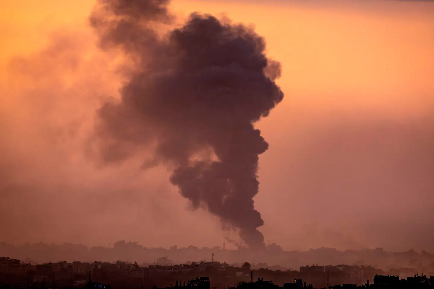 På tredje uge bomber Israel Gaza i krigen mod Hamas, som blev indledt med Hamas' massemord på civile israelere 7. oktober. Foto: Fadel Senna, Scanpix.