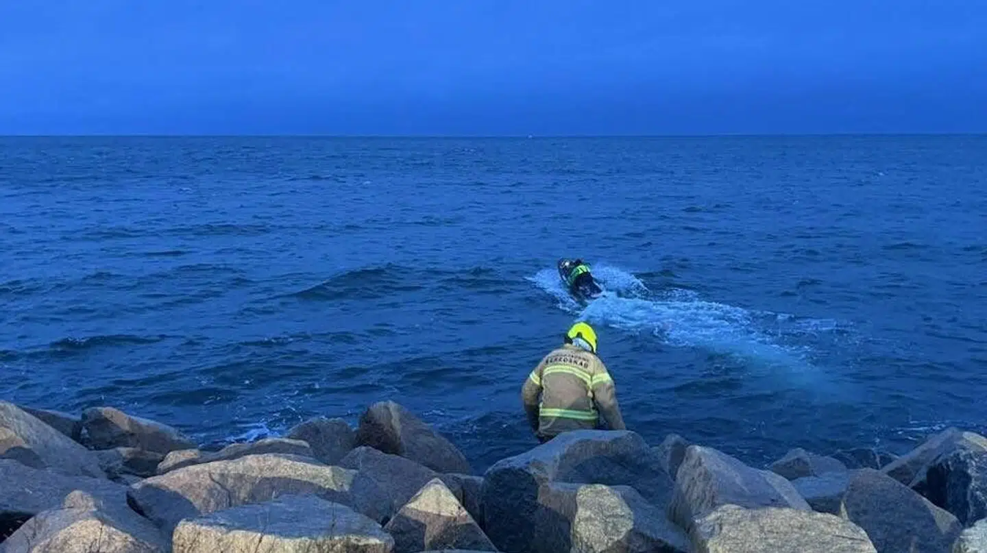 Beredskabsfolk prøvede at nå ud til en strandede mand med et såkaldt jetboard, som ifølge operationschefen er »liggende jetski«. En båd kom dog først ud til manden, som nu er reddet i land.